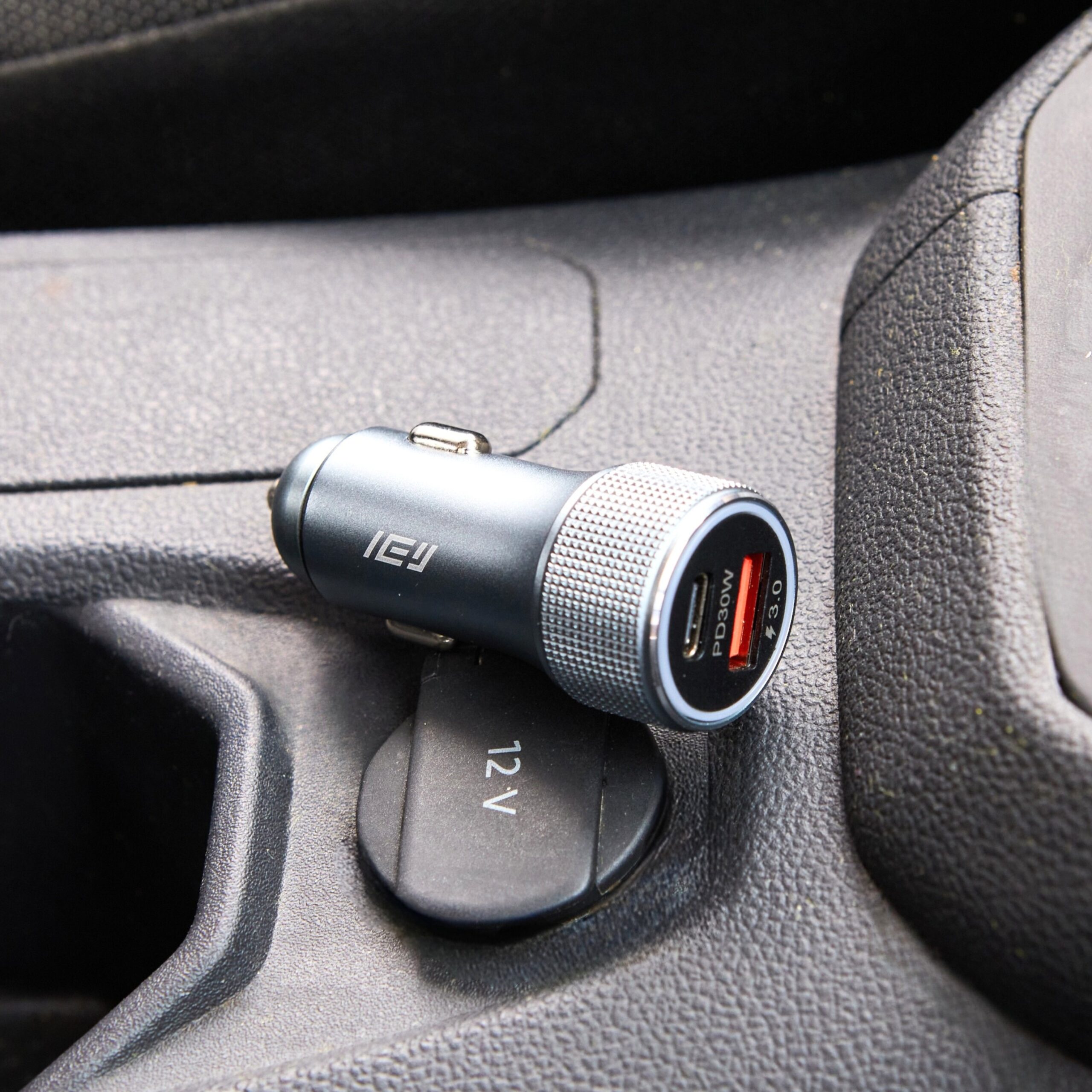 CARGADOR DE AUTO USB Y USB-C 30W - GRIS - Imagen 8