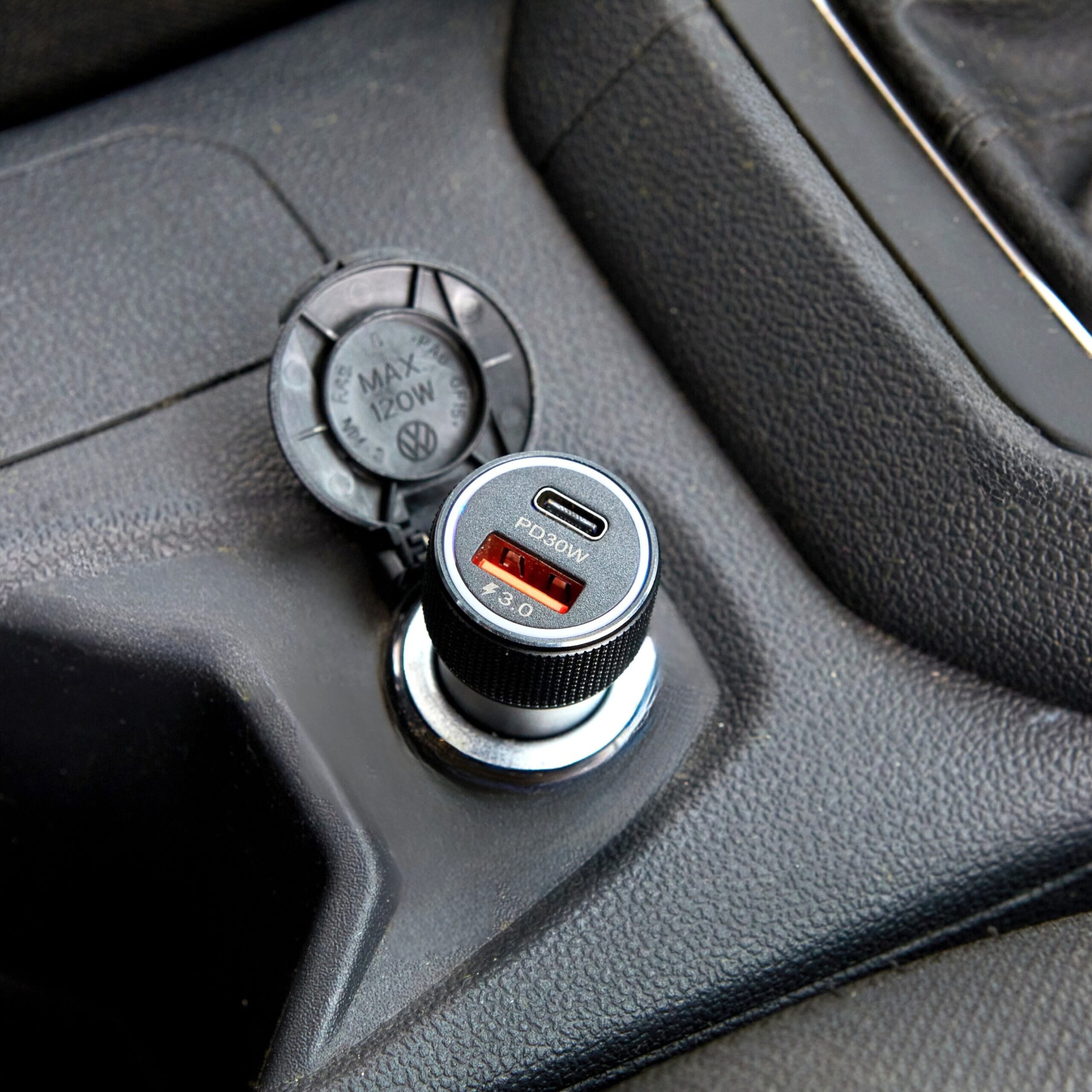 CARGADOR DE AUTO USB Y USB-C 30W - GRIS - Imagen 2