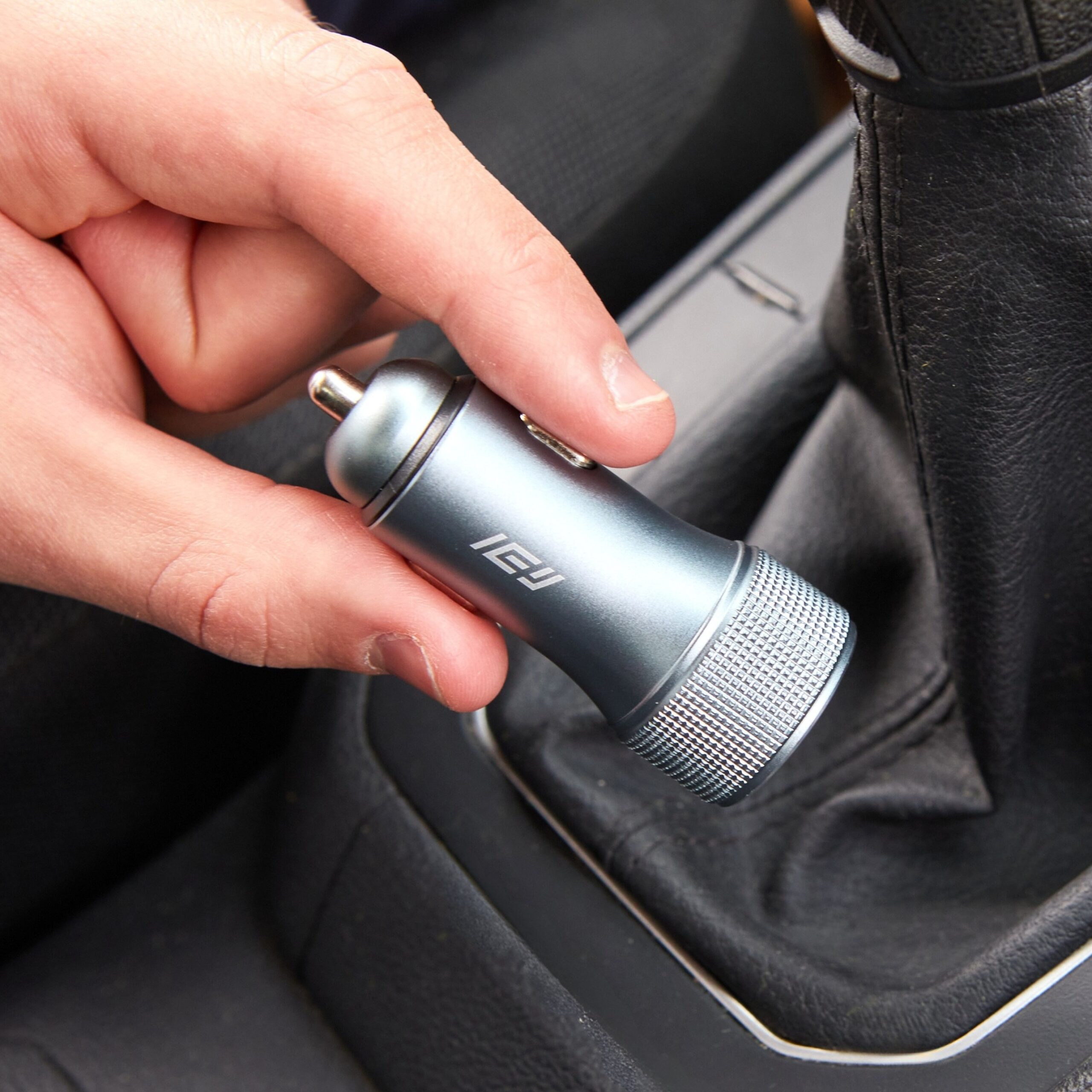 CARGADOR DE AUTO USB Y USB-C 30W - GRIS - Imagen 3