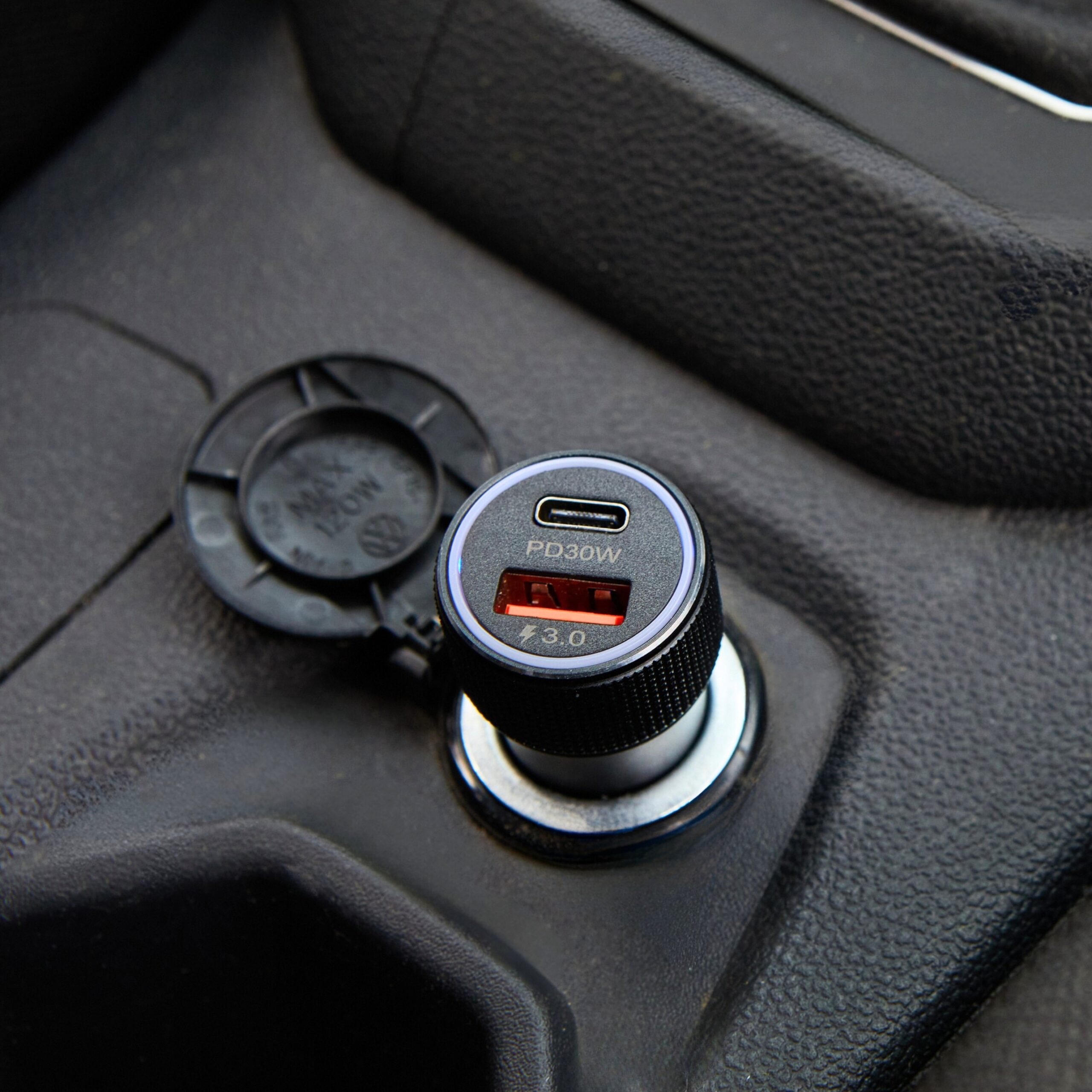 CARGADOR DE AUTO USB Y USB-C 30W - GRIS - Imagen 4