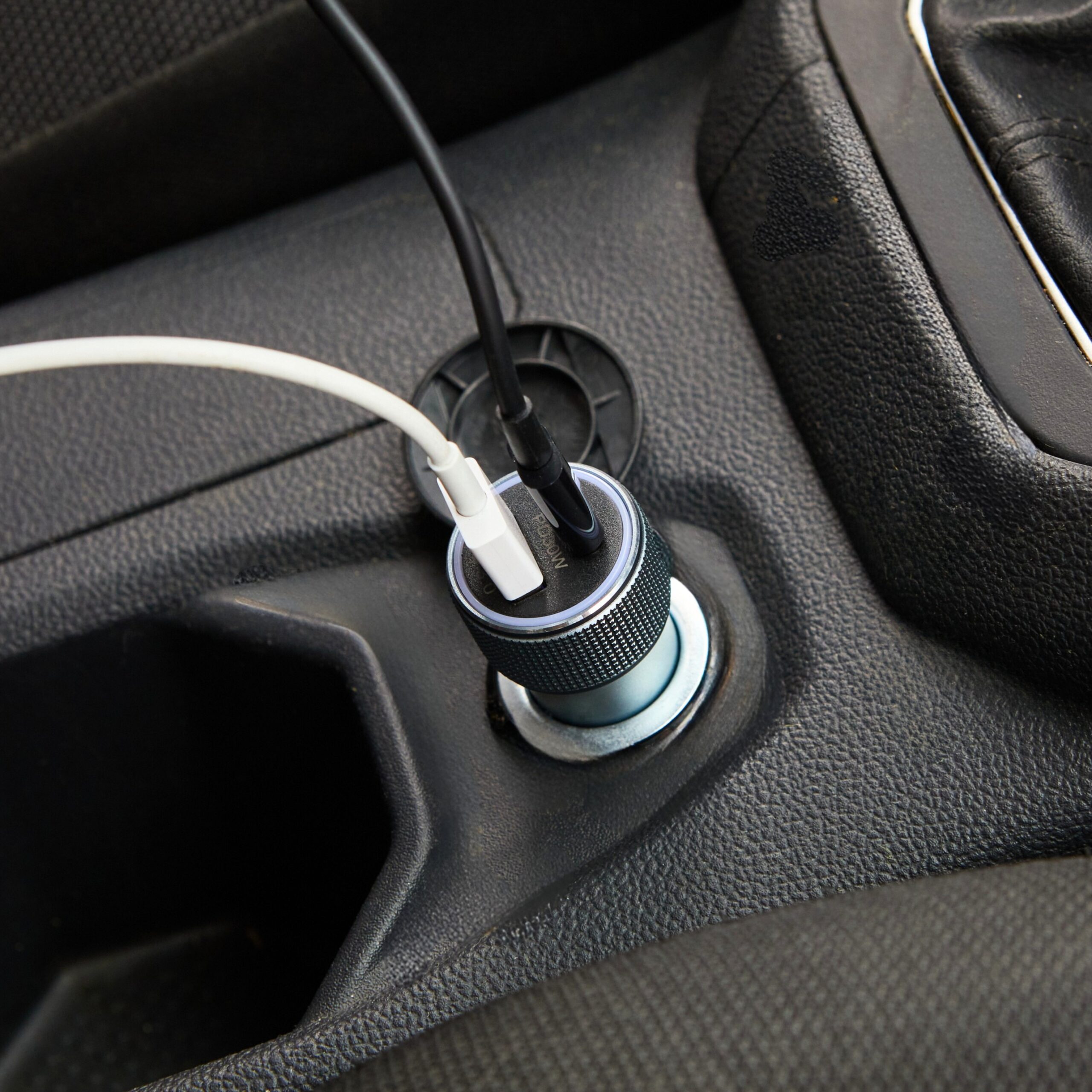 CARGADOR DE AUTO USB Y USB-C 30W - GRIS - Imagen 5