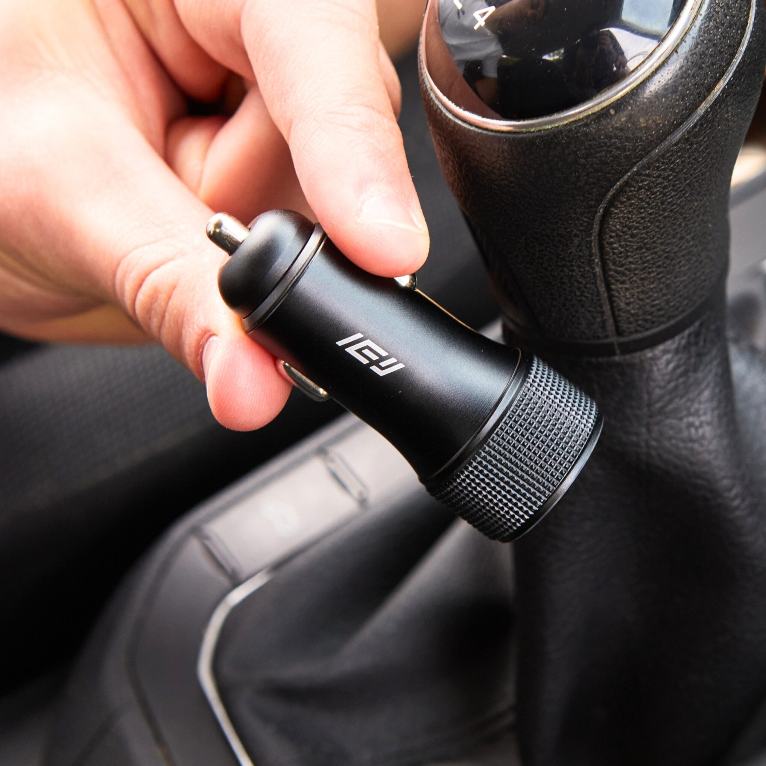 CARGADOR DE AUTO USB Y USB-C 30W - GRIS - Imagen 6