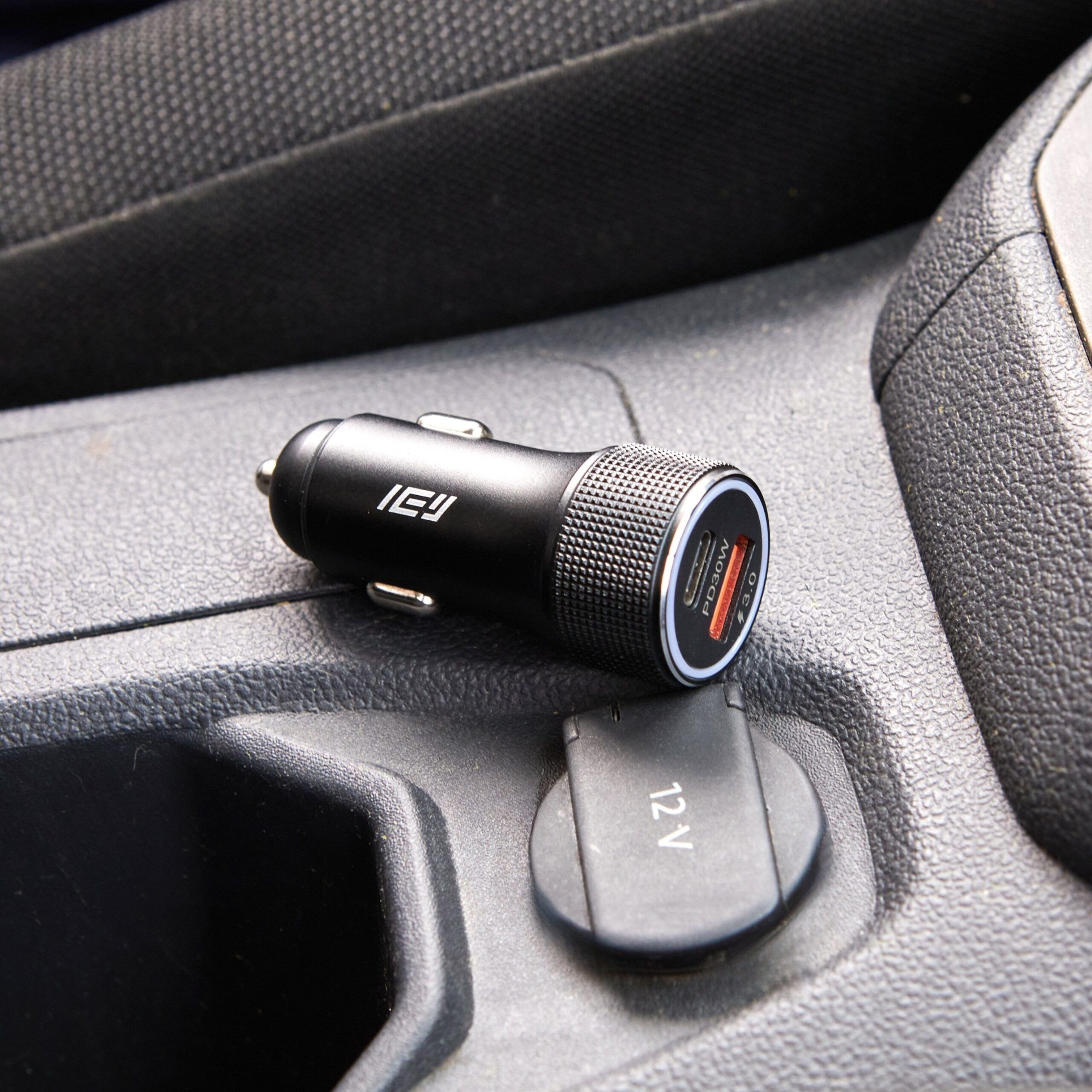 CARGADOR DE AUTO USB Y USB-C 30W - GRIS - Imagen 7